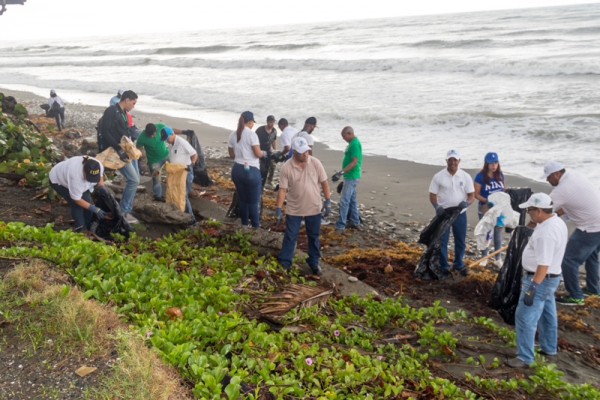 La ETED participa en jornada nacional limpieza de playas